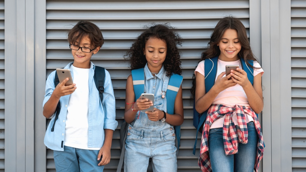 Should Schools Lock Away Students’ Cell Phones?